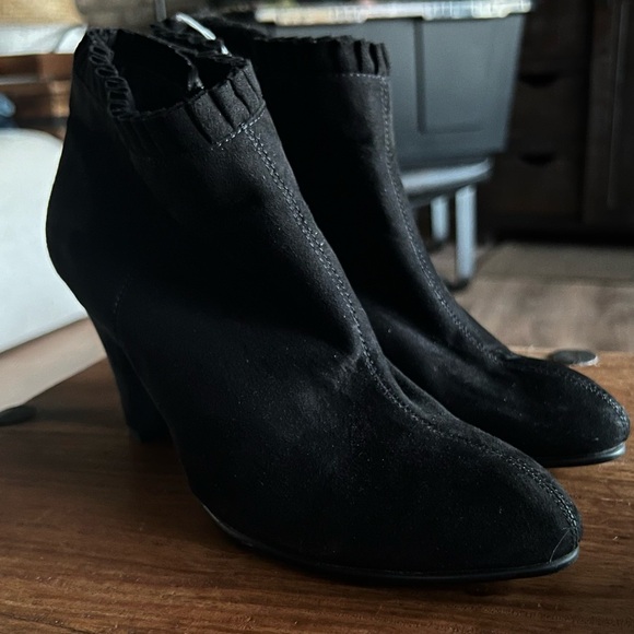 Aerosole Ruffled Booties - Picture 5 of 11